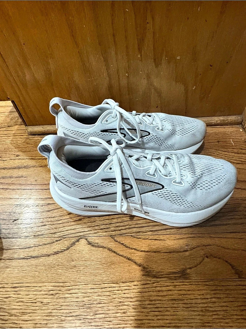 Women's Brooks Glycerin 22, White/Grey/Black Size 10 Medium (B)